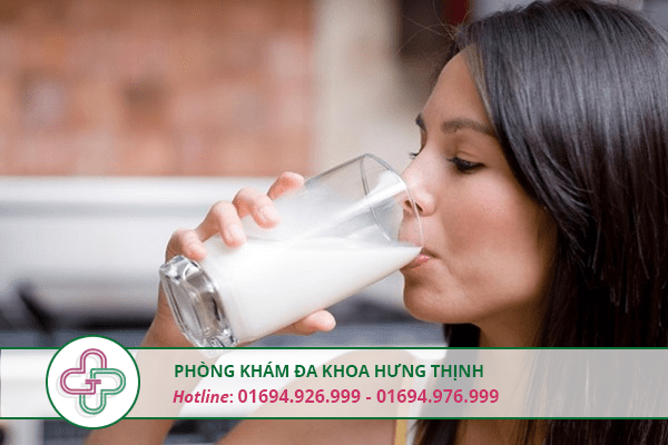 uống sữa ấm chữa đau bụng kinh