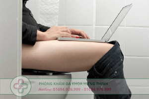 thói quen đại tiện gây nứt hậu môn
